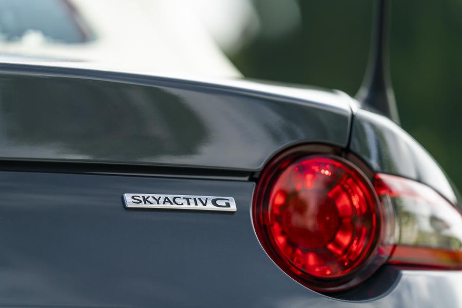 Логотип Mazda MX-5 R-Sport (ND) 2020 года  (UK) (фото 31 из 86)